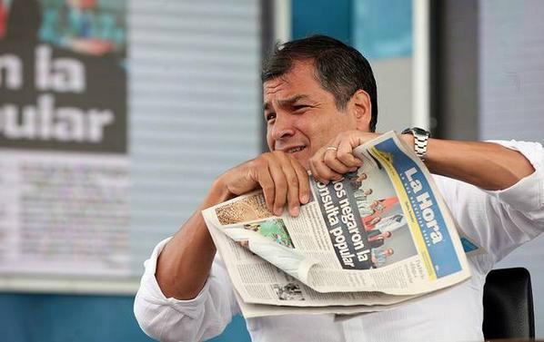 Antes de aprovar Lei de Meios que estabeleceu regras e limites para o poder midiático, Correa chegou a rasgar jornalões em rede nacional. 